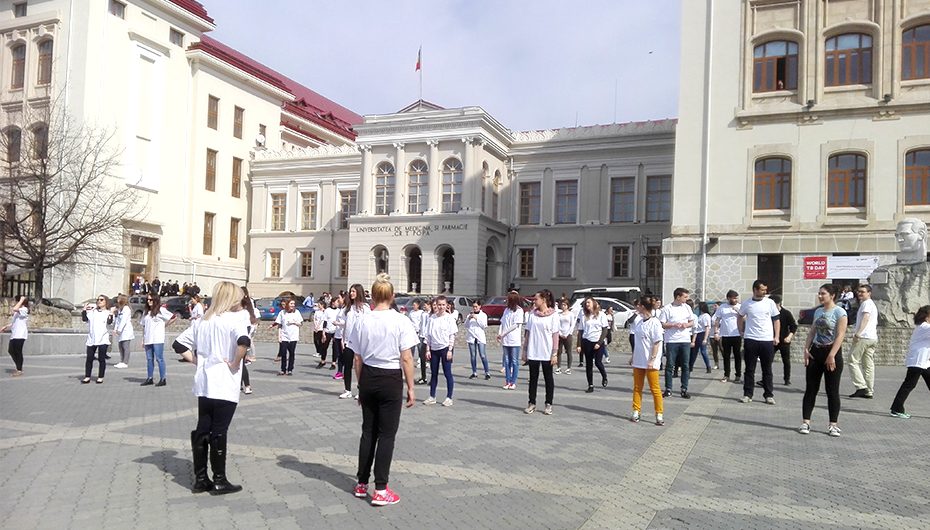 Flash-mob în fața UMF Iași, de Ziua Mondială de luptă împotrivă TBC