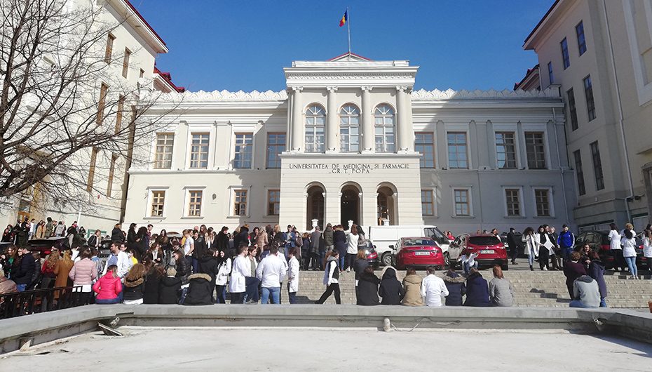 Studenții UMF Iași au participat la un exercițiu de simulare a unui cutremur