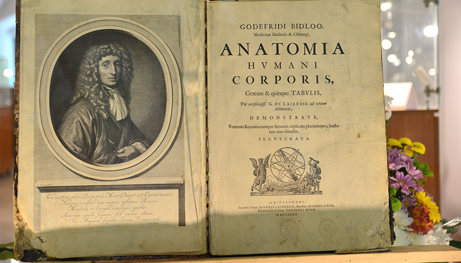 Celebrul atlas de anatomie din 1685, expus la Muzeul Centrului de Limbi Moderne și Integrare Culturală