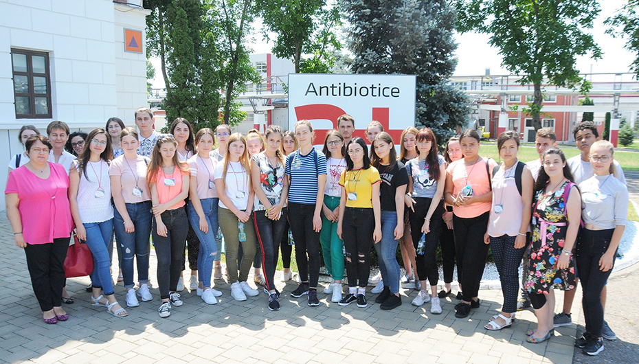 Elevii din proiectul „Alege să fii farmacist!”, în vizită la Antibiotice