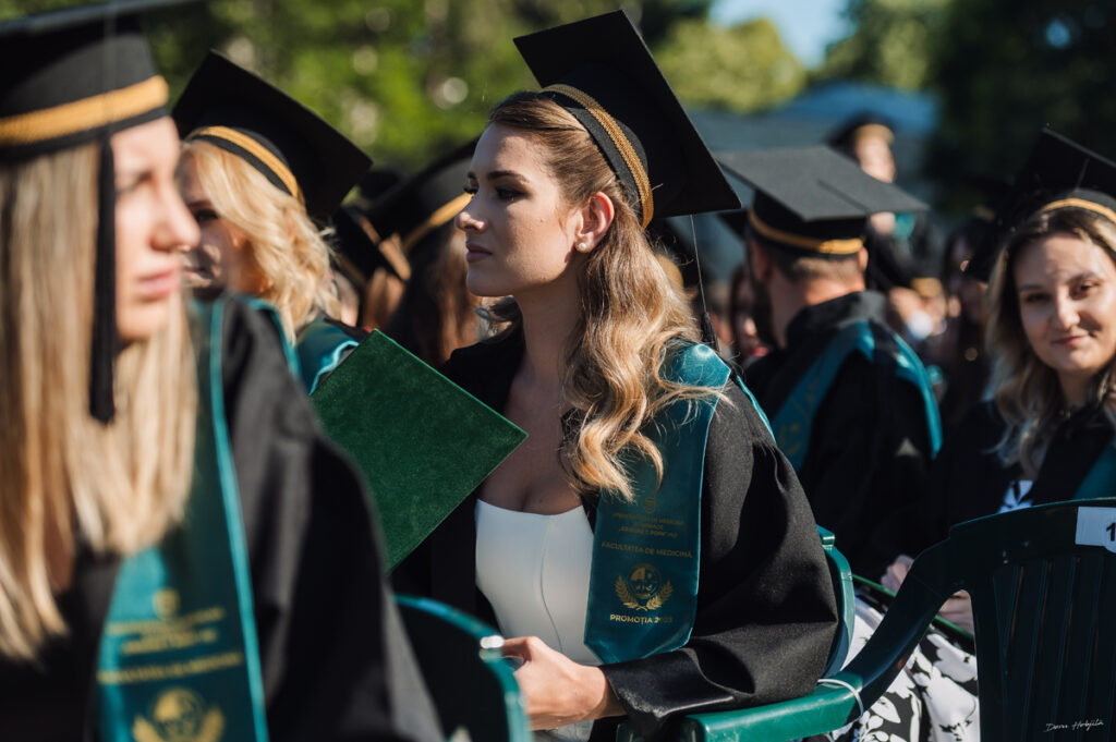 „Jur!”, „I swear!”, „Je jure!” Promoția 2023 a UMF Iași a rostit ...
