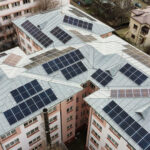 UMF Iași produce energie verde: Panouri fotovoltaice montate pe căminul E5