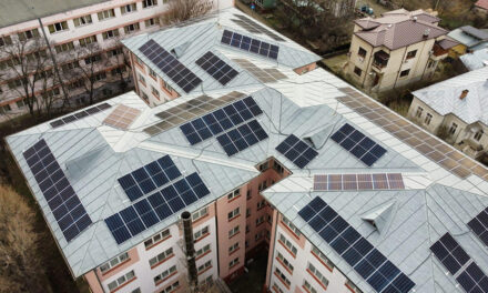 UMF Iași produce energie verde: Panouri fotovoltaice montate pe căminul E5