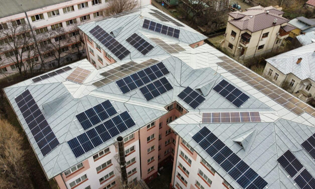 UMF Iași produce energie verde: Panouri fotovoltaice montate pe căminul E5
