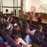 Peste 200 de elevi de la Colegiul Național „Costache Negruzzi” din Iași au participat la o prezentare dedicată specializării Medicină Militară la UMF Iași