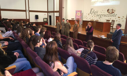 Peste 200 de elevi de la Colegiul Național „Costache Negruzzi” din Iași au participat la o prezentare dedicată specializării Medicină Militară la UMF Iași